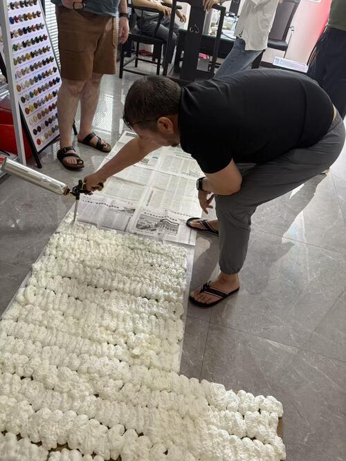 บริษัทล่าสุด ผู้เข้าชมจากต่างประเทศเยี่ยมโรงงานผสมแก้วของเรา และตรวจสอบคุณภาพสินค้า