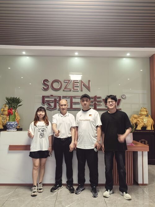 บริษัทล่าสุด ยินดีต้อนรับลูกค้าอุซเบกิสถานมาเยี่ยมโรงงานซิลิโคน